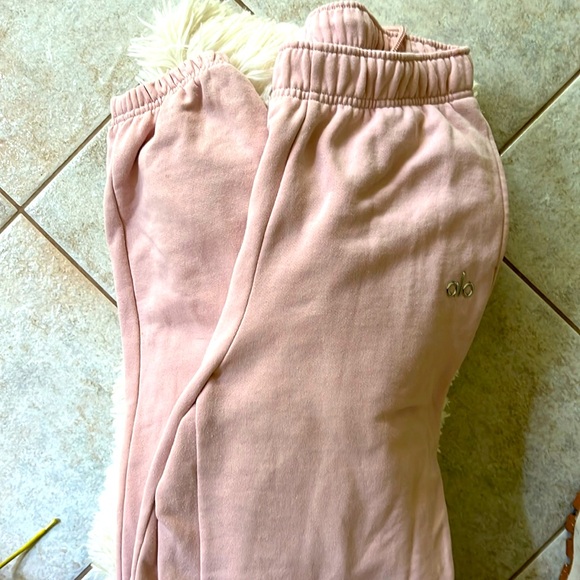 Alo Yoga Sweatpants. Worn. Size M - Picture 1 of 4